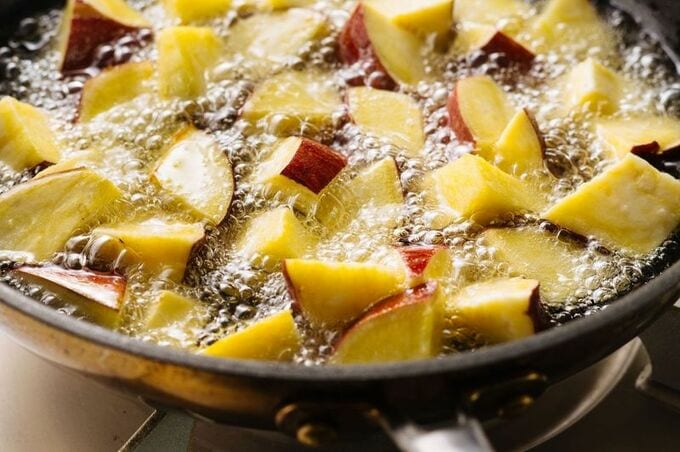 サツマイモを油で揚げる画像