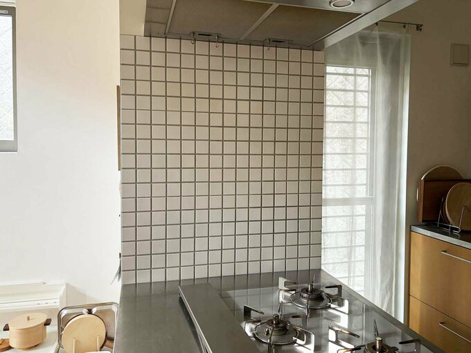 マットなタイルは油跳ねも安心