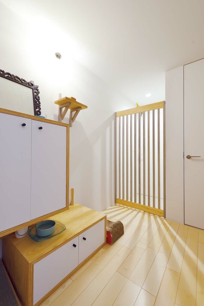 コたちの飛び出しを防ぐ格子状の開き戸