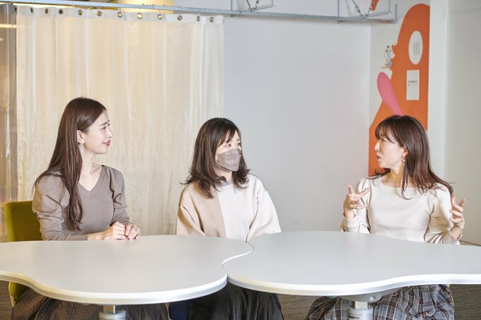 女性三人の座談会の風景