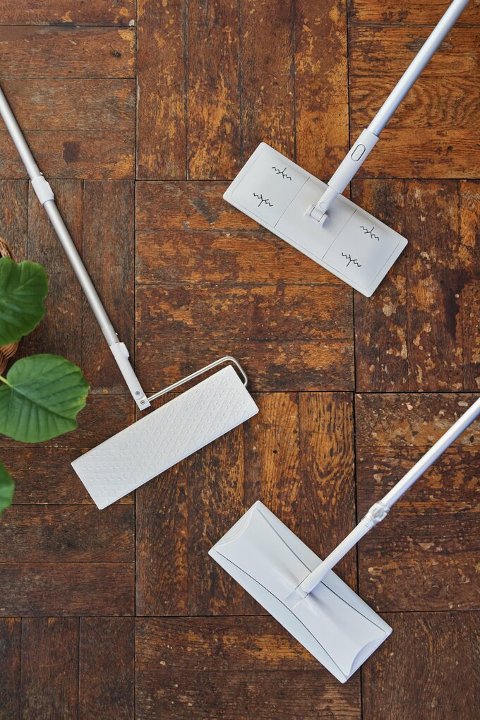 上から順に無印良品、ユニ・チャーム、花王のフロアワイパー