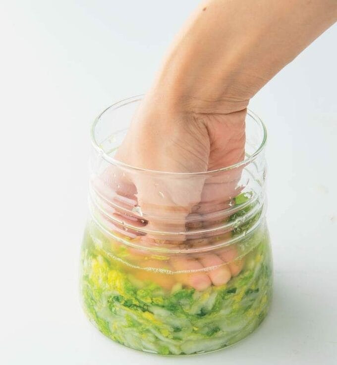 容器に手を入れる