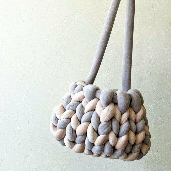 グレートベージュのマンドゥバッグ