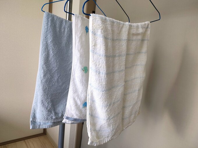 いちばん奥がスリムバスタオル、手前2枚がフェイスタオル