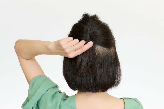 左右の髪をまとめてくるくるとねじる