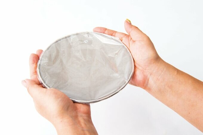 ラップをかけた皿