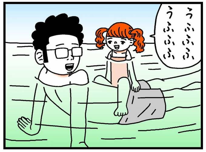 海に入る男性の背中に女の子