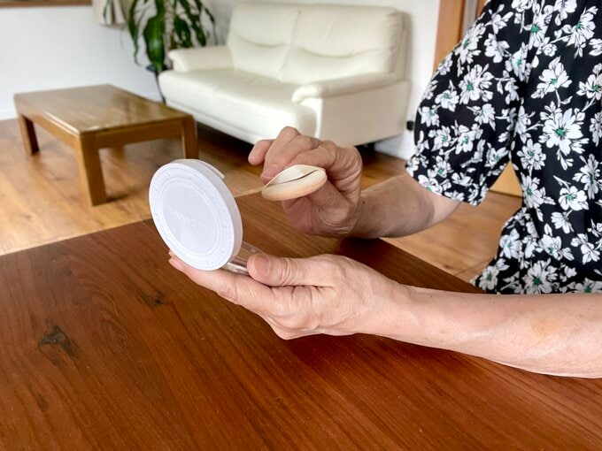 メイク道具をもつライフさんの手元