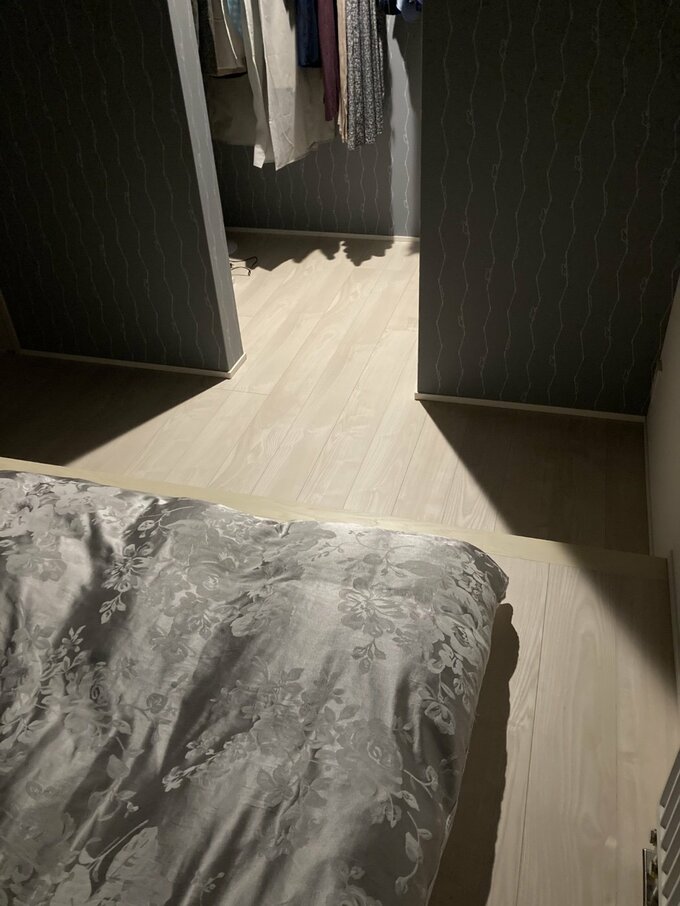 寝室からクローゼットを見たところ