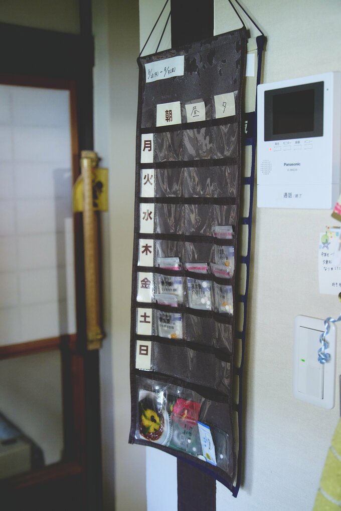 吉山さんとご主人の薬を入れているポケット付きカレンダー