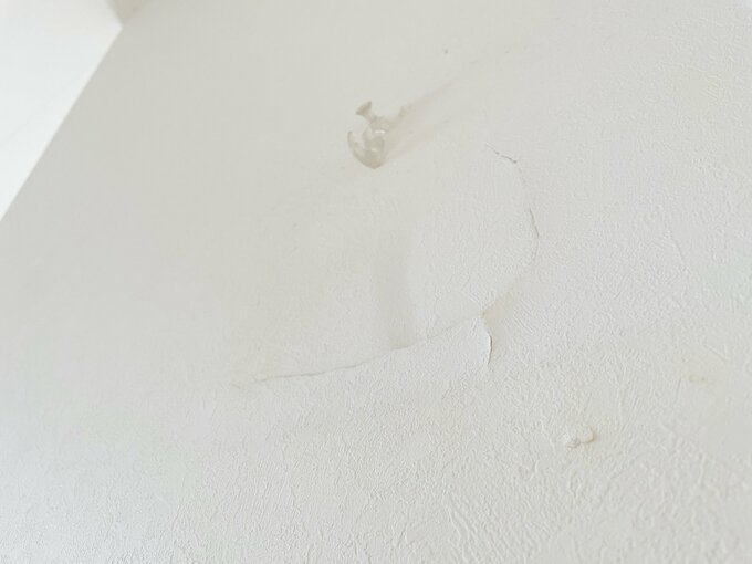 壁に穴があいている