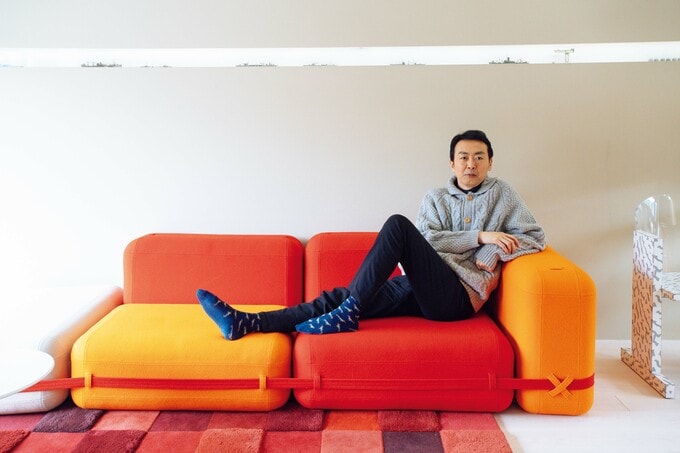 ソファにいる田中さん