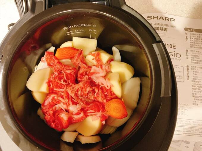 ホットクックにジャガイモとニンジンとお肉