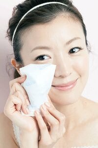 メイク前に保冷剤を肌に当てて毛穴を引き締める