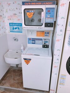 コインランドリーの靴洗い専用洗濯機