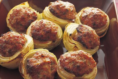 味も見映えも最高な「タマネギの肉づめ」。素材のうま味がジュワッ