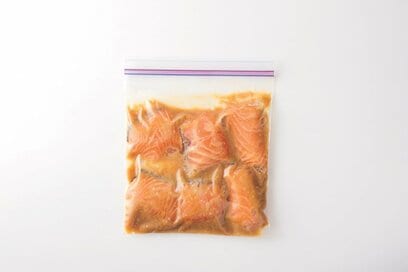切り身魚とイカは下味つけ冷凍でもっとおいしく！解凍の手間がいらない技あり保存術