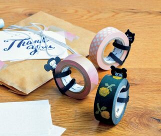 テープに抱きつく動物たち。その正体はテープカッター！