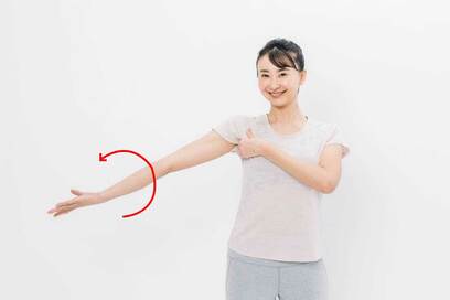 肩こりの原因は胸と脇の下にあり！10秒押して痛みを解消