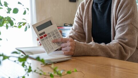 夫と死別、55歳の派遣社員。60歳で仕事を辞めても老後資金はたりる？