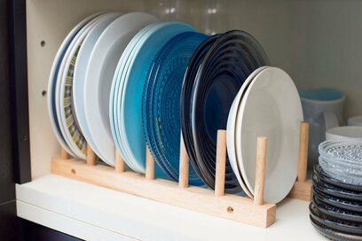 キッチン収納の「お皿取り出しにくい問題」を100円グッズで解決