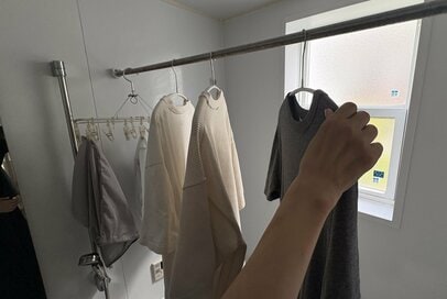 洗濯ものは畳まず、ハンガーを統一。家がキレイな人の「洗濯がラクになる」アイデア3つ