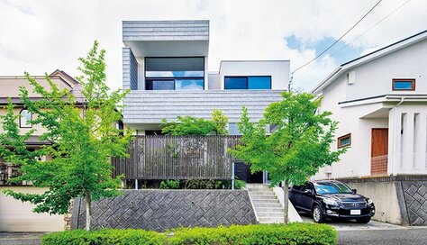 緑のカーテンと木製格子で目隠しした戸建て住宅。植物の生命力に癒やされる
