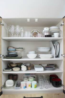 食器が多くても大丈夫。取り出しやすい収納のコツと便利グッズ