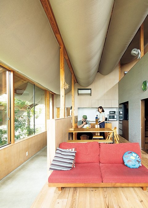 吹き抜けにより2階とも一体化するLDK