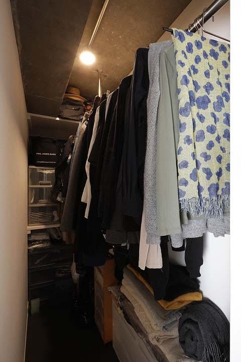 ウォークインクロゼットに衣類を集中収納
