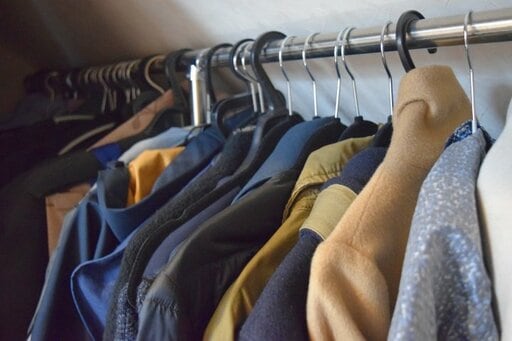 夫の仕事用のスーツや、家族の冬物のコートやダウン、衣替えのケースなどを収納