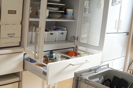 後ろで食器棚を開けられると窮屈