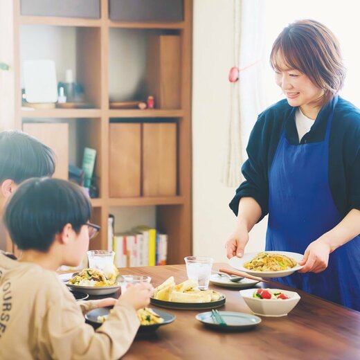子どもに料理をふるまう主婦