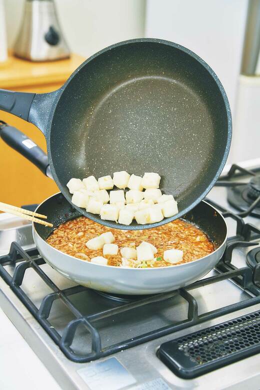 麻婆もちの調理過程