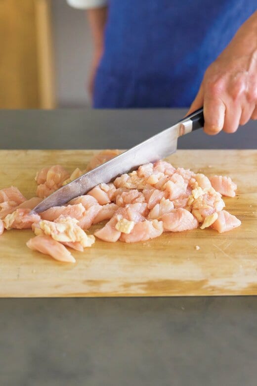 鶏胸肉を包丁でたたく様子