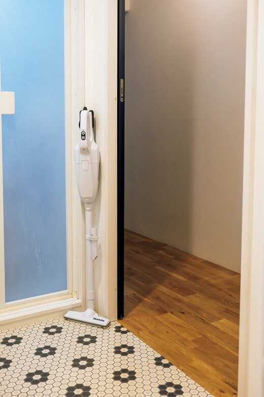 洗面所にコードレスのスティック掃除機が置かれている様子