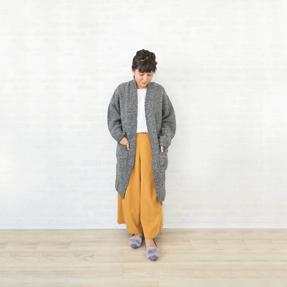 足元ファーが、シンプルコーデのアクセントに