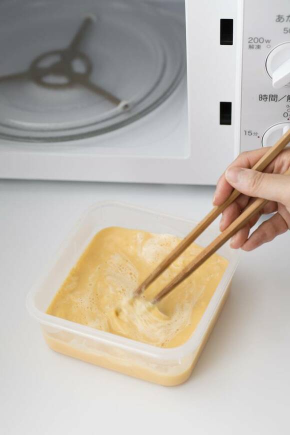 角型耐熱容器で卵とその他の材料を混ぜる様子