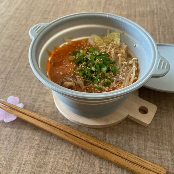 出来上がった鍋と箸