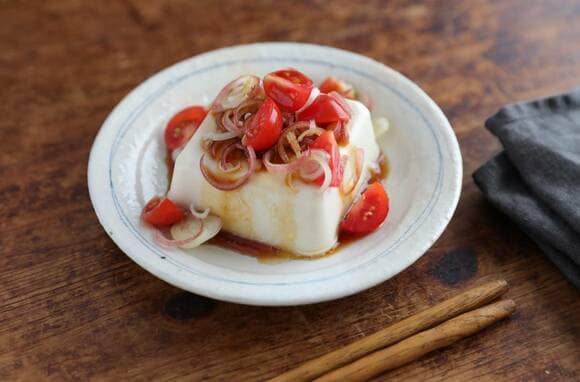 皿に豆腐を盛る