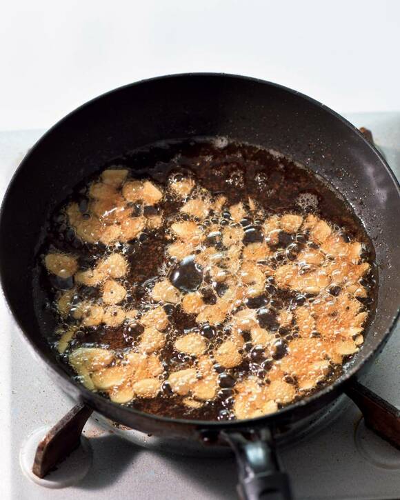 フライパンにニンニク