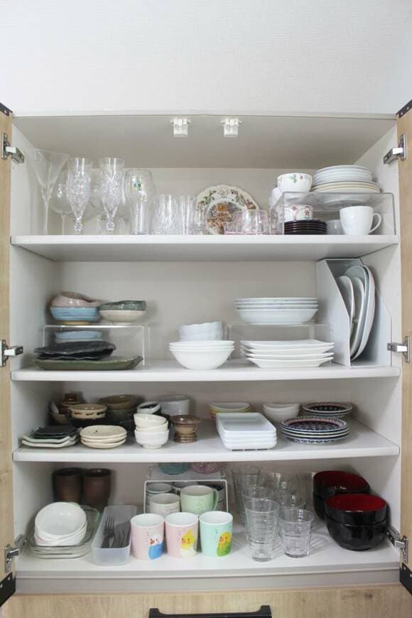 棚の中に食器など