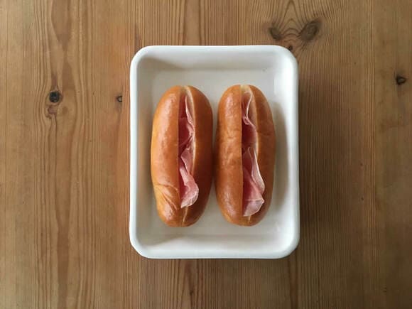 生ハムを2枚ずつ挟みます