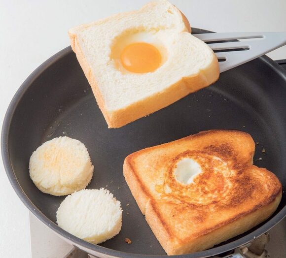 くりぬいたトーストに卵