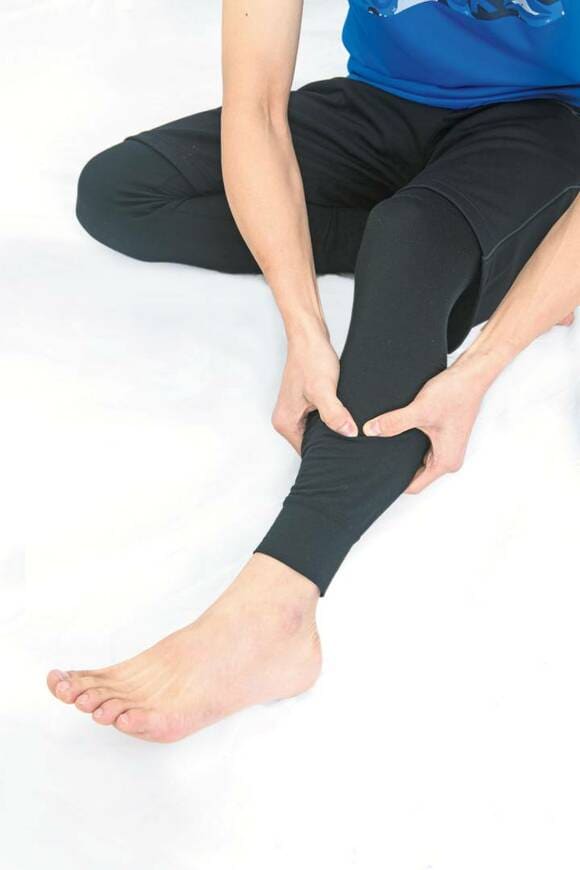 ふくらはぎを両手でもむ