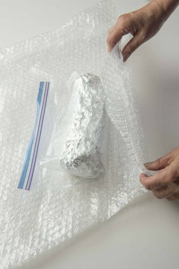 アルミ箔で包んでビニール袋に入れ梱包用クッション材でさらに包む