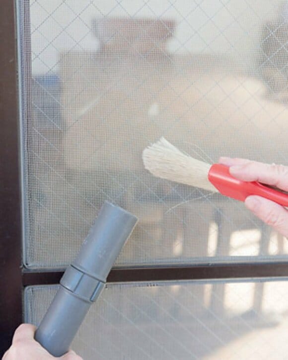 ハケブラシと掃除機でホコリを落とす