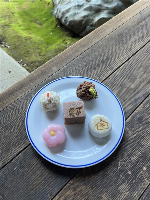 町家の縁側で季節の和菓子をいただく（写真提供：まえだなをこさん）