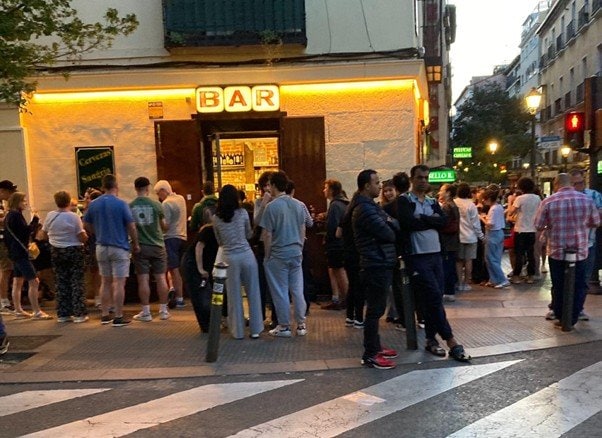 Barの前を行き交う人々