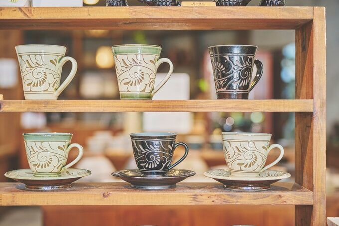 「唐草線彫」のソーサーつきのカップ